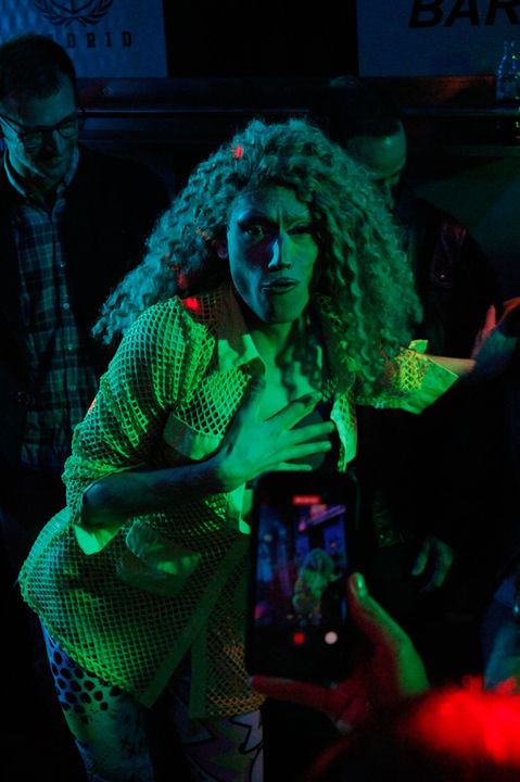 Lady Savannah con expresión divertida mientras interpreta uno de sus playbacks frente a los clientes del LL Bar