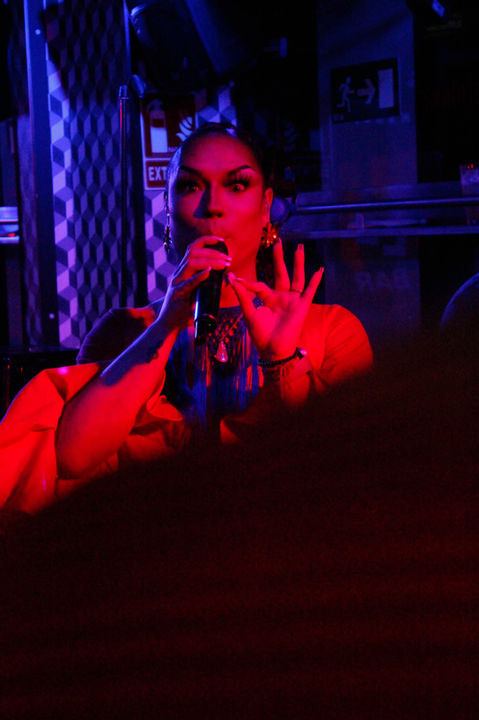 Raquelita La Torbe con gesto expresivo en LL Bar