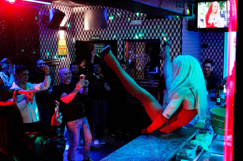 Lady Savannah abriendo sus piernas sobre la barra del LL Bar y dejando con la boca abierta al público