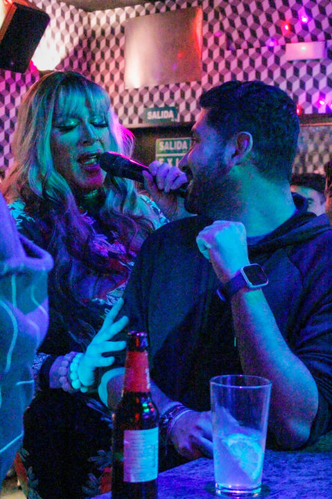 Chumina Power seduce a un cliente durante su actuación en LL Bar