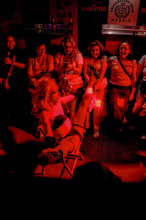 Lady Savannah dejando al publico del LL Bar sorprendido con sus momentos icónicos