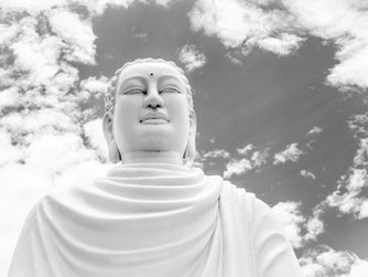 Большой белый Будда в пагоде Лонгшон в Нячанге