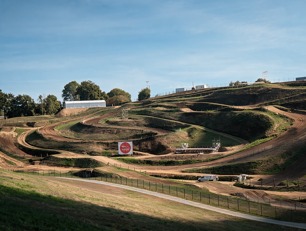 Vue du circuit d'Ernée pendant le montage du réseau
