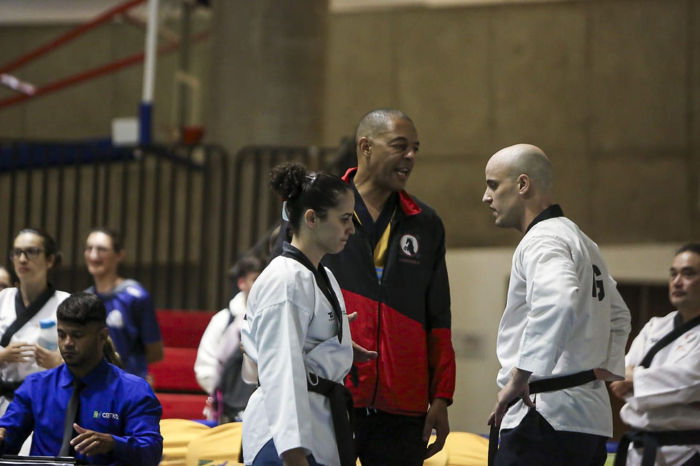 Dupla Lourival Neto e Gabriela recebendo orientações do técnico Grão Mestre Marcelo