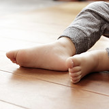 Pied de bébé sur le plancher