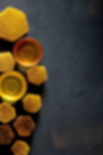 Honungskakor och skålar med ekologisk honung