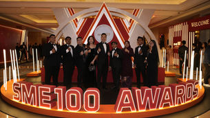 Solarlink Energy Sdn Bhd receiving the SME100 Malaysia 2025 Hall of Fame award, recognising the company’s achievements in renewable energy and solar solutions in Malaysia.