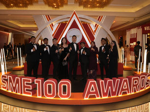 Solarlink Energy Sdn Bhd receiving the SME100 Malaysia 2025 Hall of Fame award, recognising the company’s achievements in renewable energy and solar solutions in Malaysia.