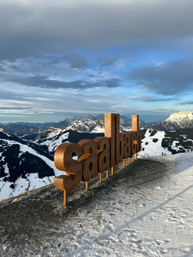 Bergblick Saalbach Logo Seitlich in der Saalbach Hinterglemm Unterkunft - Saalbach Suites by Alps Resorts