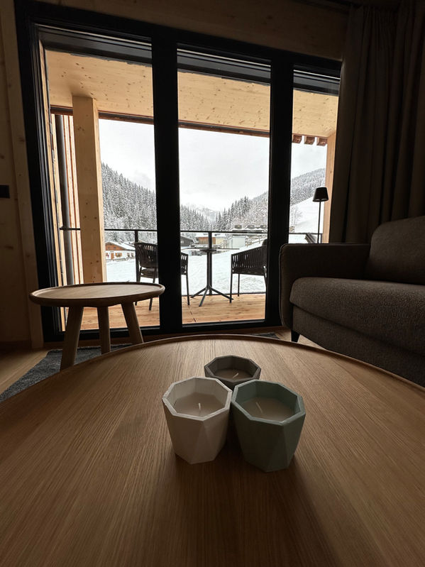 Wohnzimmer Bergblick in Premium Spa Suite Saalbach Hinterglemm - Saalbach Suites by Alps Resorts