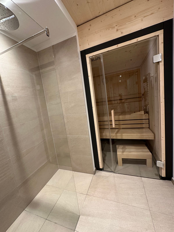 Private Sauna von Klafs mit Regendusche in Premium Spa Suite Saalbach Hinterglemm - Saalbach Suites by Alps Resorts