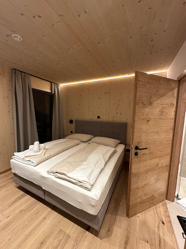 Silbergraues Schlafzimmer mit EnSuite Bad in Premium Spa Suite Saalbach Hinterglemm - Saalbach Suites by Alps Resorts