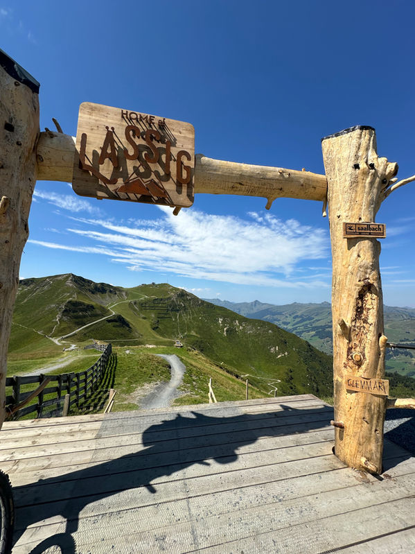Bergblick Home of Lässig Logo in der Saalbach Hinterglemm Unterkunft - Saalbach Suites by Alps Resorts