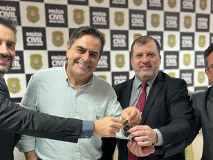 Domingos Sávio oficializa entrega de duas viaturas à PolÃcia Civil do Centro-Oeste