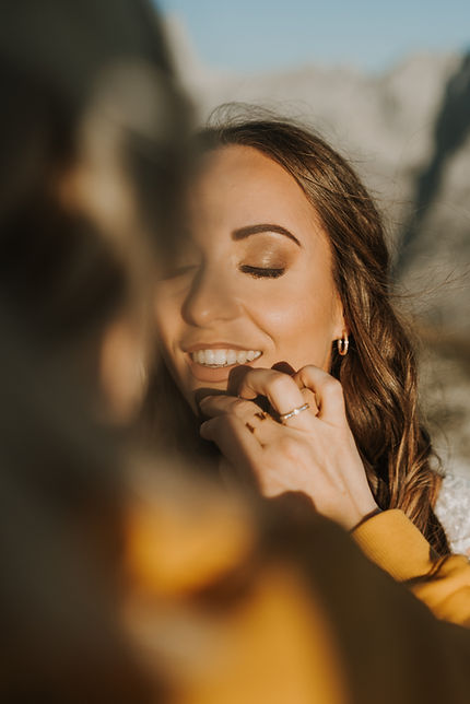 Frau mit goldenem Augen-Make-up von Die Aufmaschlerei im Sonnenlicht