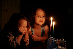 Crianças, olhar fixamente, velas, brilho