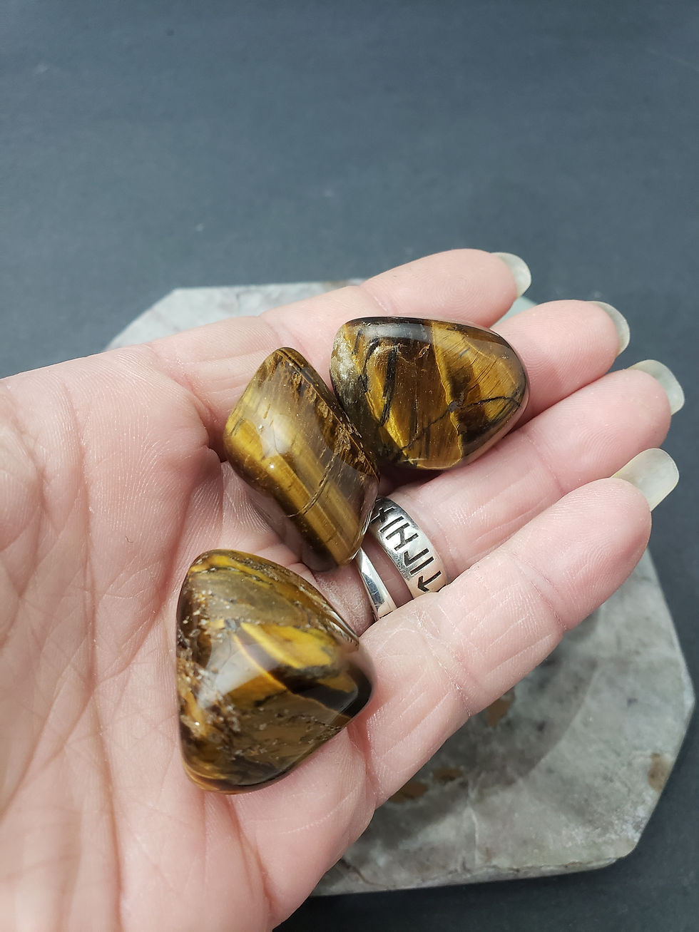 Thumbnail: Tiger's Eye Tumble