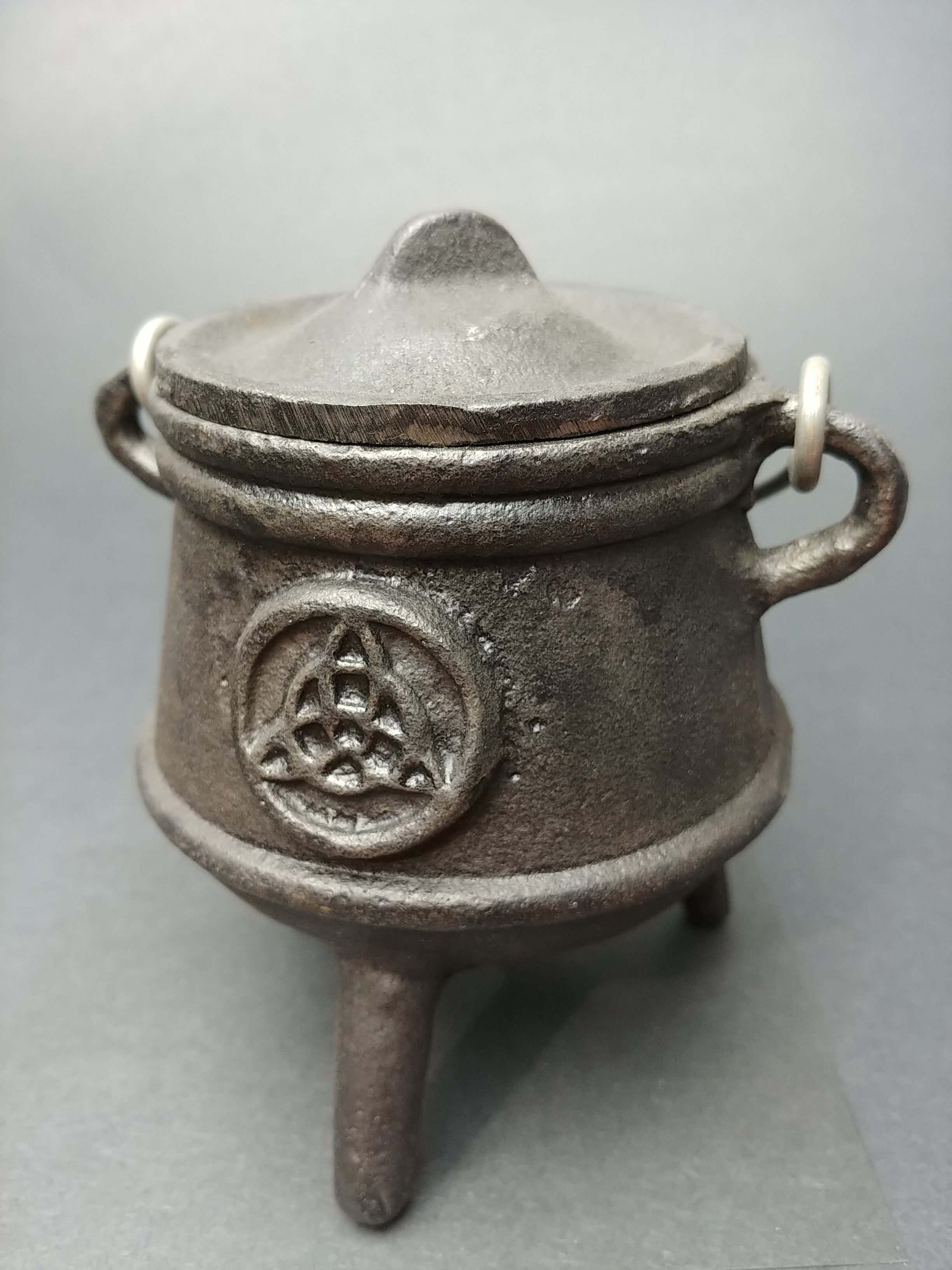 Cast Iron Triquetra Cauldron