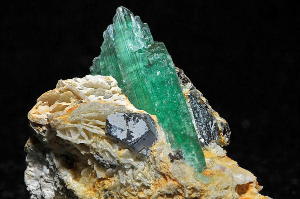 Hiddenite,_cleavelandite,_quartz_1.jpeg