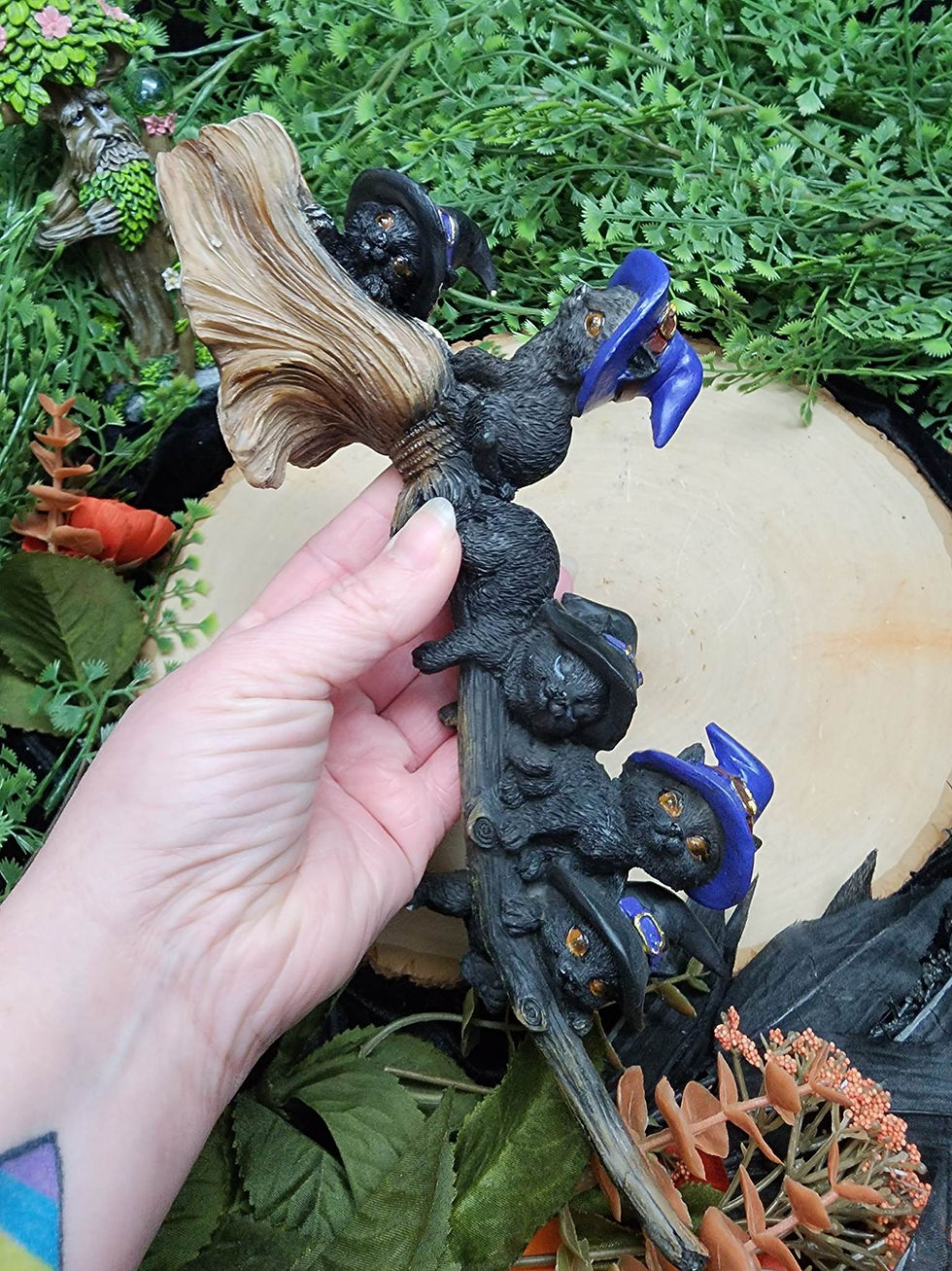 Thumbnail: Witch Cats Statue