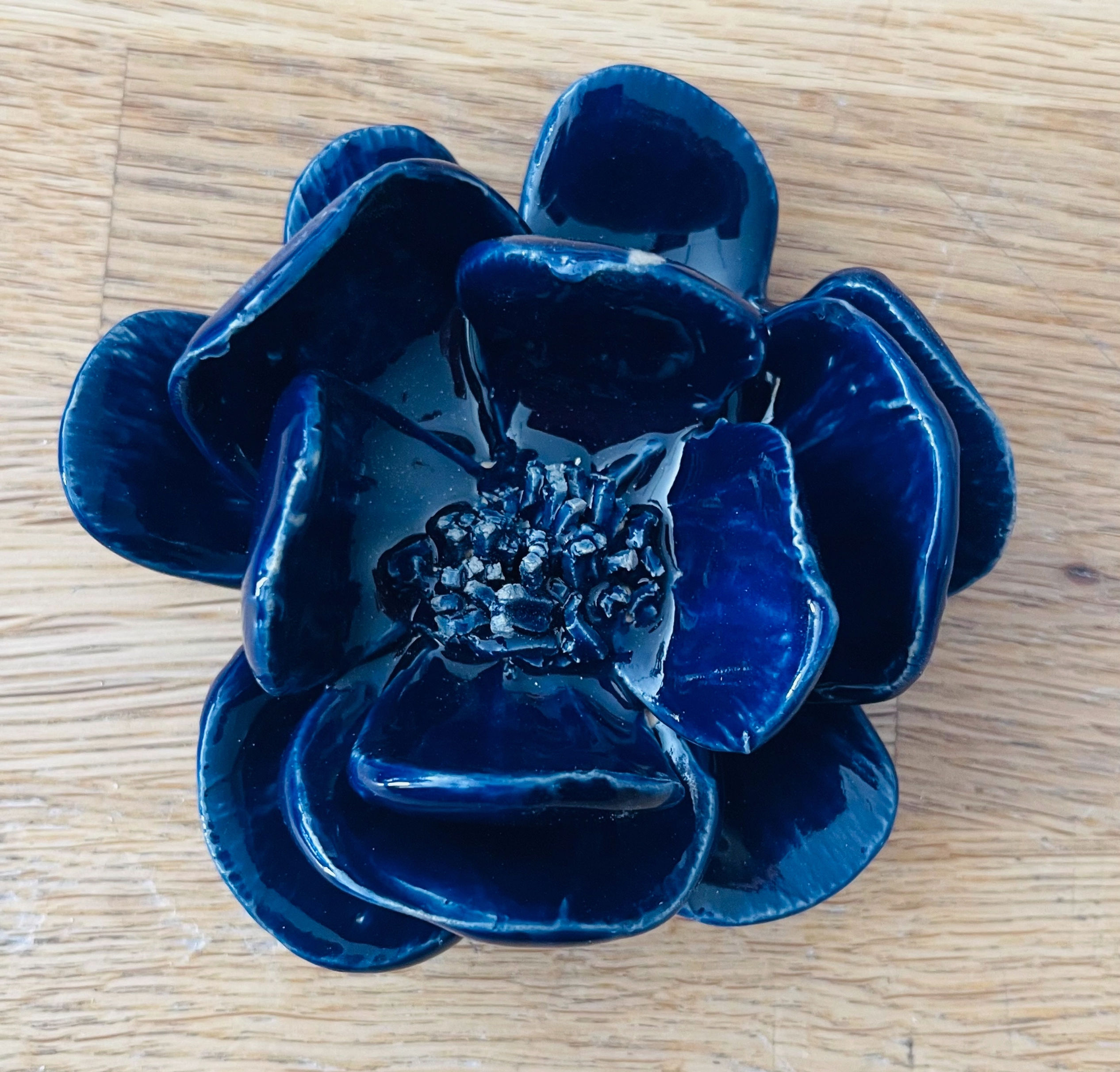 Fleur bleue en velours sur fond de bois, Fleurs tableau. immortelle. Dans ma bulle de terre