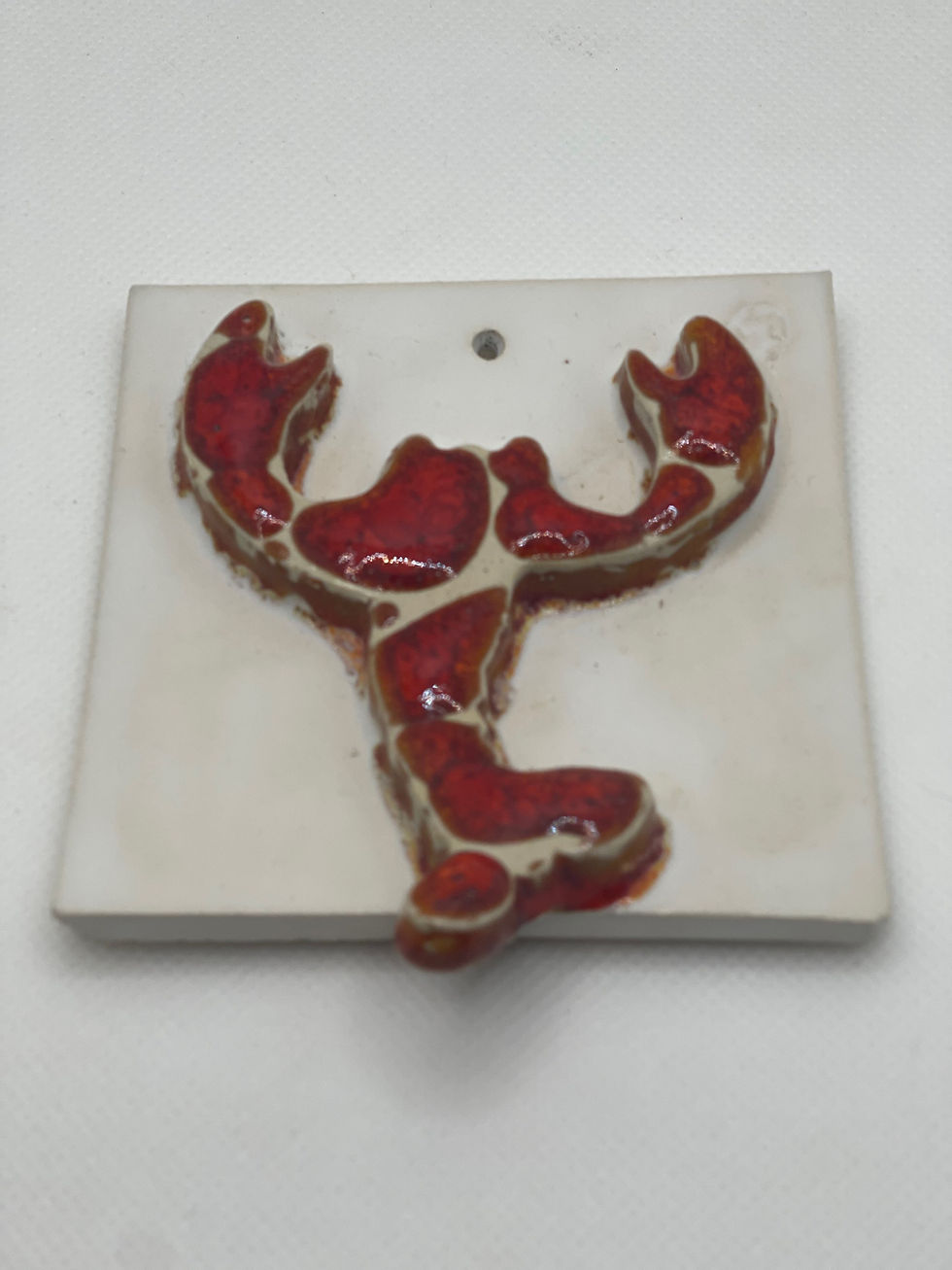 Homard rouge sur une plaque blanche, fleurs tableau, une décoration en céramique