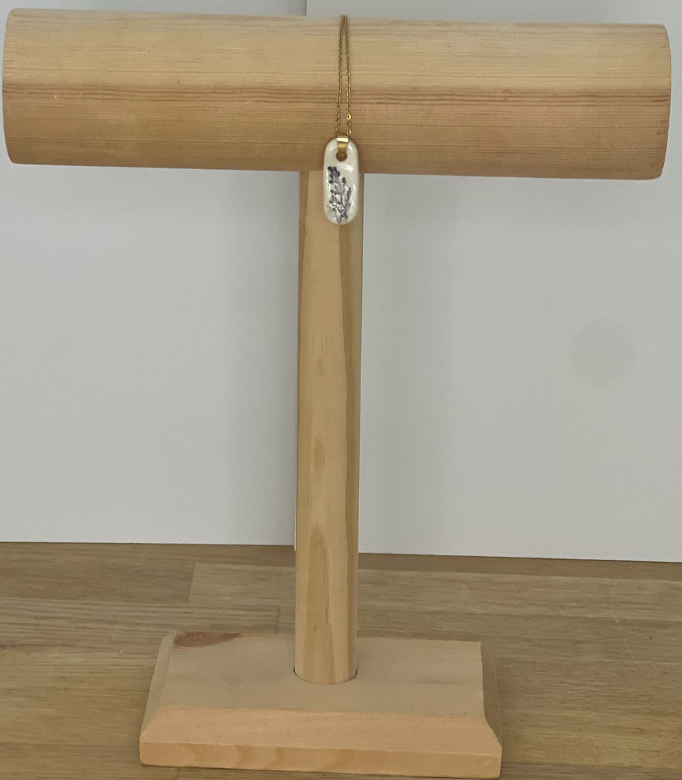 Présentoir en bois avec une étiquette accrochée. Fleurs tableau. Simple et élégant.