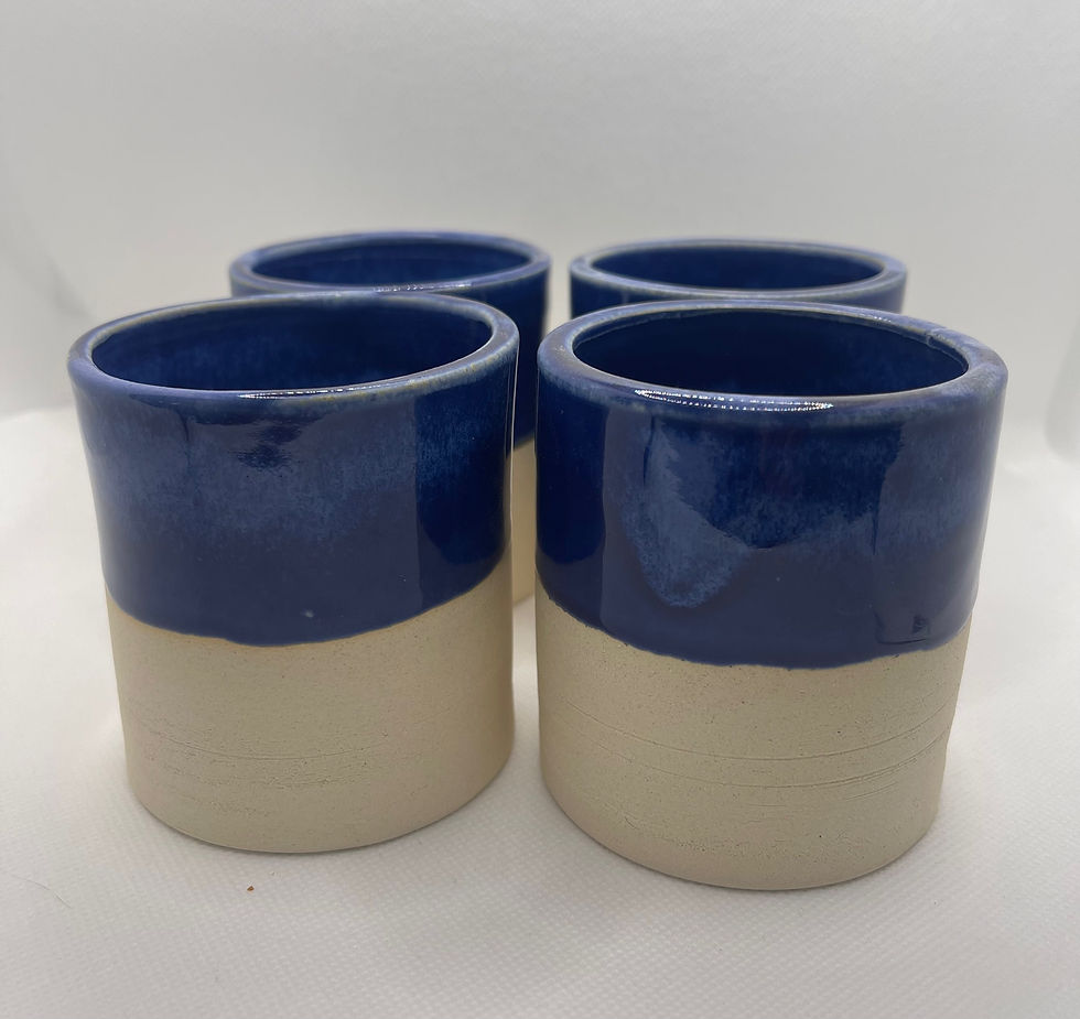 Quatre tasses en céramique bleu et blanc, fleurs tableau dans ma bulle de terre.