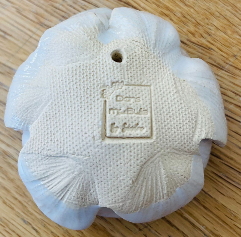 Miniature : Sculptural floral ceramic with text: Dans ma bulle de terre, Fleurs tableau, floral.