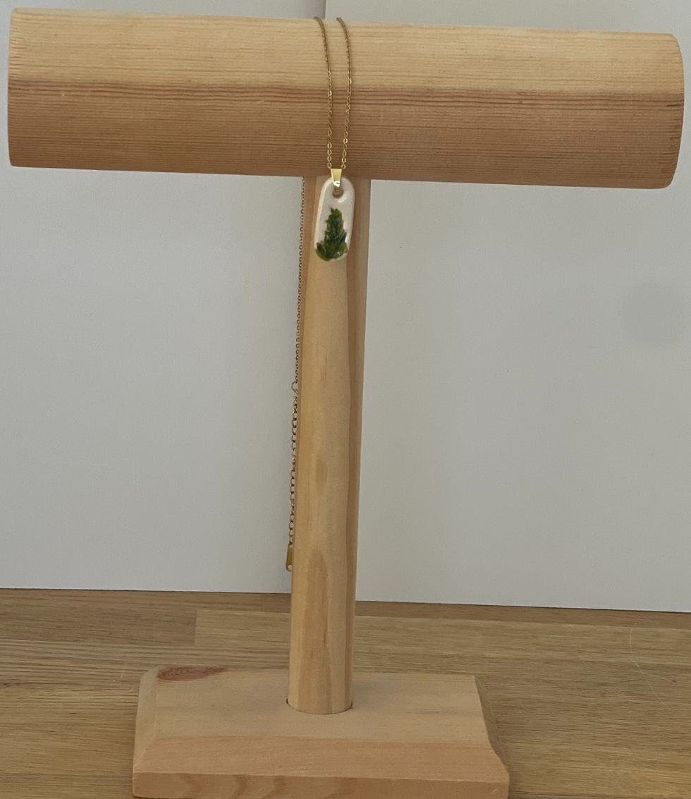 Collier doré sur présentoir en bois, dans une pièce, floral, Dans ma bulle de terre