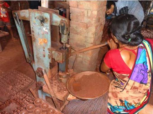 Mechanical_press_to_mold_“diya
