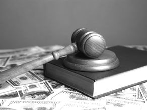 O Supremo Tribunal Federal ("STF") decidiu recentemente no recurso extraordinário nº 1.363.013, originário de processo do Rio de Janeiro, que os valores recebidos por herdeiros sobre PGBL (Plano Gerador de Benefício Livre) e VGBL (Vida Gerador de Benefícios) não estão sujeitos à cobrança de ITCMD. O STF entendeu que os planos PGBL e VGBL possuem natureza semelhante aos dos seguros de vida. Conforme dispõe o art. 794 do Código Civil, o seguro de vida não é considerado herança, o que significa que os valores pagos aos beneficiários não integram o espólio do falecido, sendo transferidos por meio de contrato com a seguradora, o que afasta a incidência do ITCMD. Além disso, a Corte respaldou sua decisão no art. 35 do Código Tributário Nacional, que estabelece que a transmissão causa mortis está vinculada à herança e legado, reforçando o entendimento de que os valores de PGBL e VGBL não se enquadram nesse conceito. A decisão também se apoia no art. 79 da Lei nº 11.196/2005, que prevê