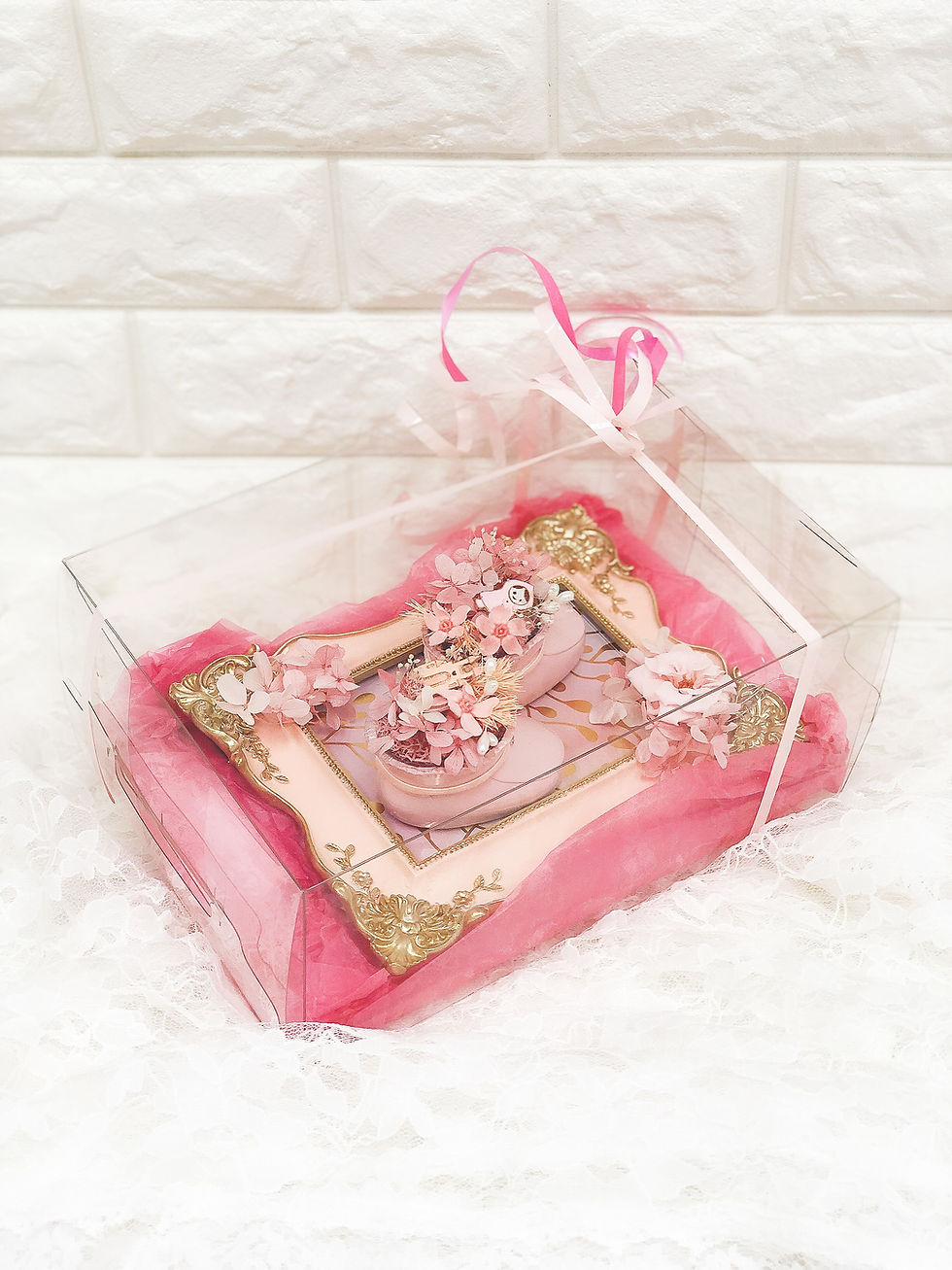 Thumbnail: Newborn baby preserved flowers shoes