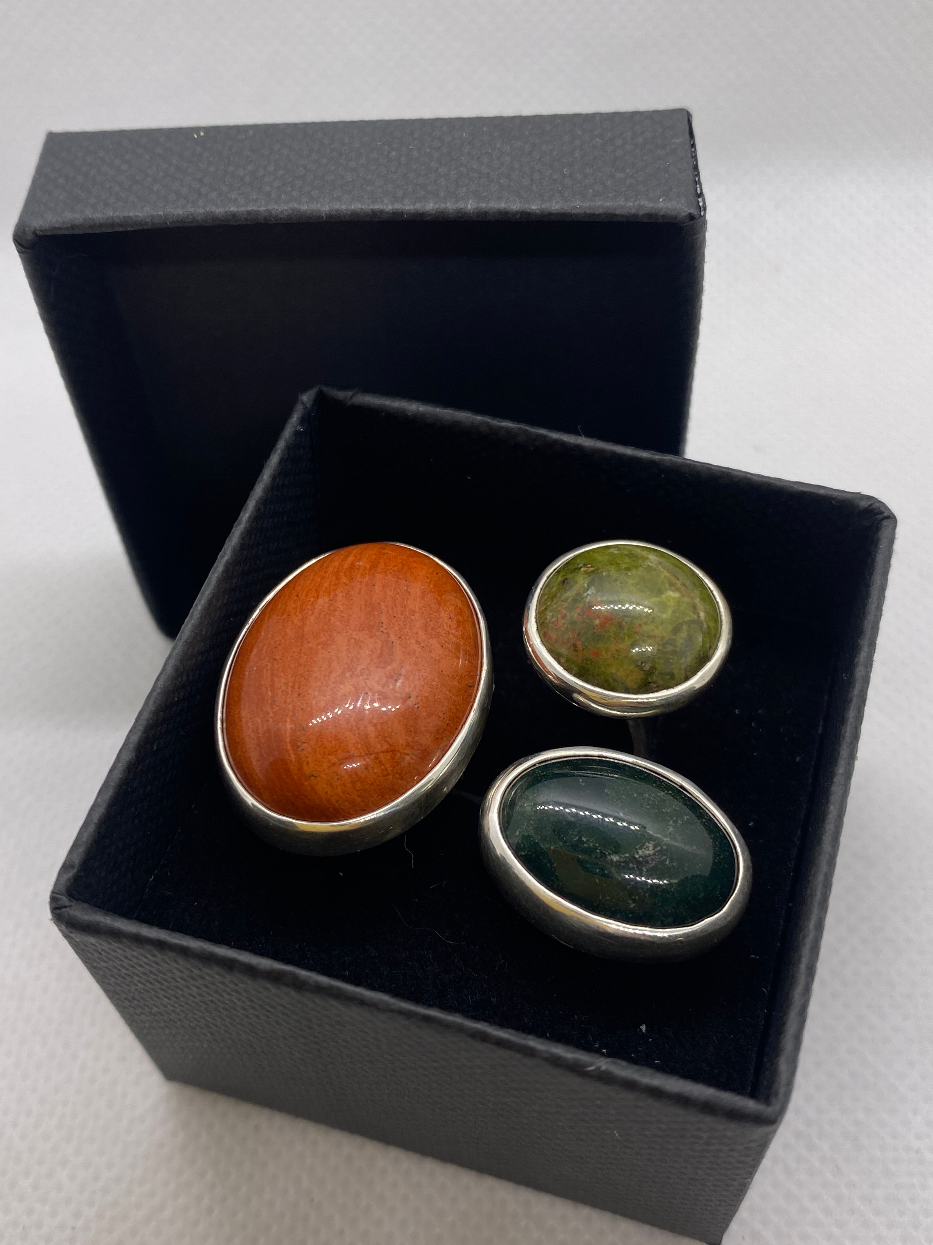 Jaspe rojo, ágata y Unakita 