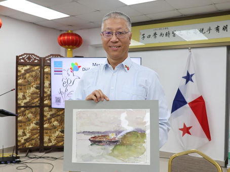 Artistas exhiben sus pinturas en la Exposición Artísticasobre Canales de Panamá y China