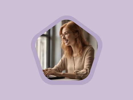 Pflegende Angehörige sitzt am Schreibtisch vor dem Computer und tippt, symbolisiert das Verfassen einer E-Mail an den Pflegedienst und Organisation im Pflegealltag.