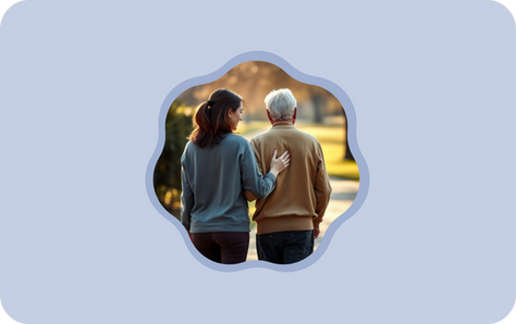 Pflegende Angehörige legt unterstützend die Hand auf den Rücken einer zu betreuenden Person während eines Spaziergangs im Freien, symbolisiert Fürsorge und gemeinsame Aktivität im Alltag.