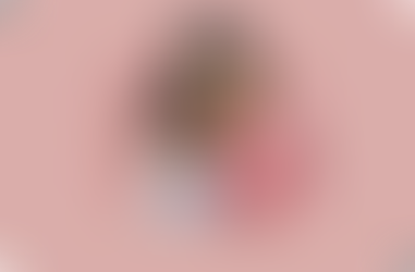 Pflegende Mutter hält ihr Kind liebevoll in den Armen, symbolisiert Fürsorge, Schutz und emotionale Unterstützung im familiären Alltag.