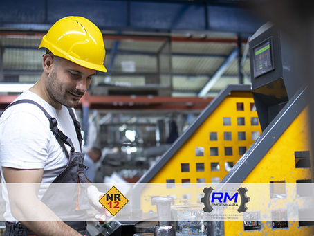 Técnico especializado verificando sistema de intertravamento e sensores de segurança em máquina industrial no polo de Pouso Alegre