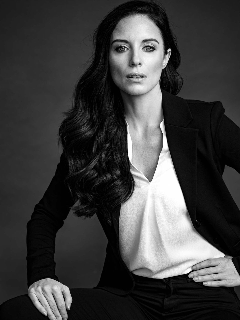 Portrait professionnel féminin en studio noir et blanc