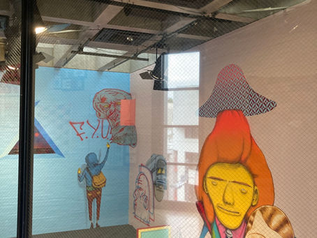 ブラジル出身の双子アーティスト、オスジェメオスが描く〈黄色〉とは何か。 ストリートアートの象徴を手がかりに、「肌の色」と「アイデンティティ」の境界を美術史と自身の制作から考察します。