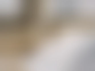 手作業で一枚ずつ刷り上げた「2026年リノカット版画カレンダー」が完成しました。2月の越谷・こうじ屋さんでの似顔絵展のお知らせも掲載。紙の質感と版画の表情をそのままお届けする、数量限定のカレンダーです。