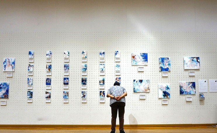 グループ展3日目。会場で感じた「いい負荷」について深く掘り下げています。悔しさや反抗心といった感情が、心理学で言う「昇華」の過程を経て、創作の不可欠な「栄養源」になるという気づきについて書きました。