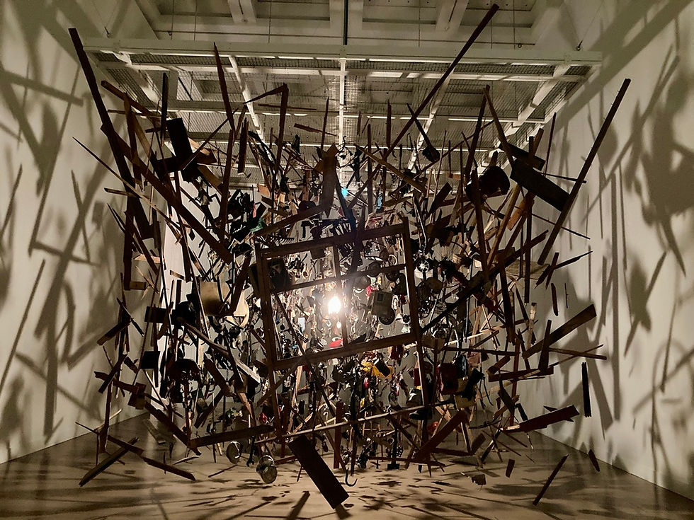 YBAのムーブメントをリアルタイムでスルーした筆者が、30年近く経てテート美術館展に足を運んだ。消極的な動機から始まった鑑賞が、作品との予期しない接点へ。7作品を軸に綴る鑑賞レポート。