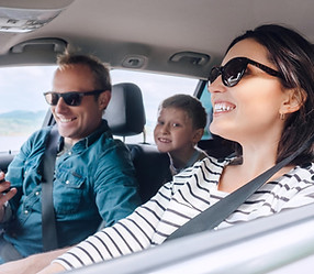 familia en auto.jpg