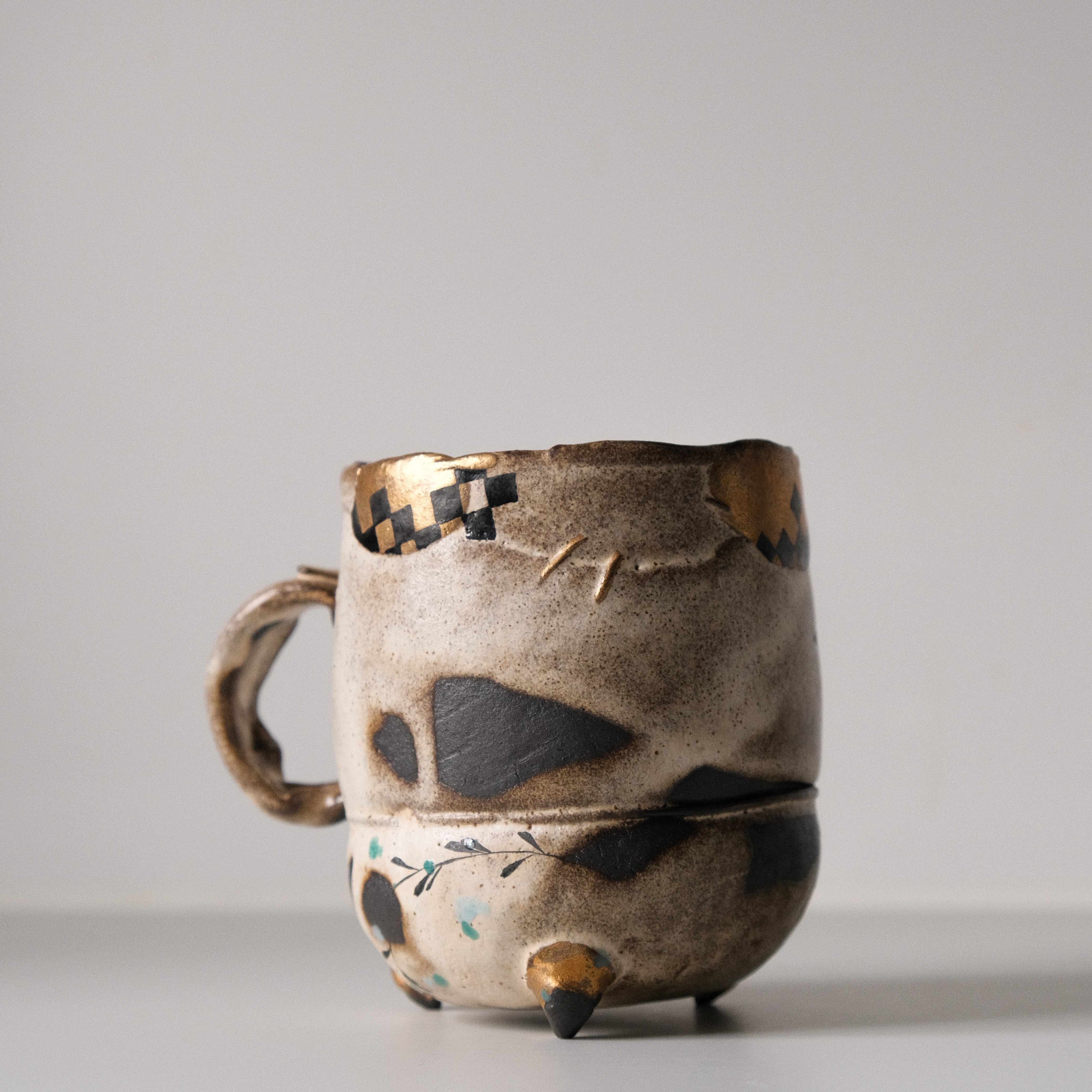 Large Kohiki Gold-Detail Tripod Mug