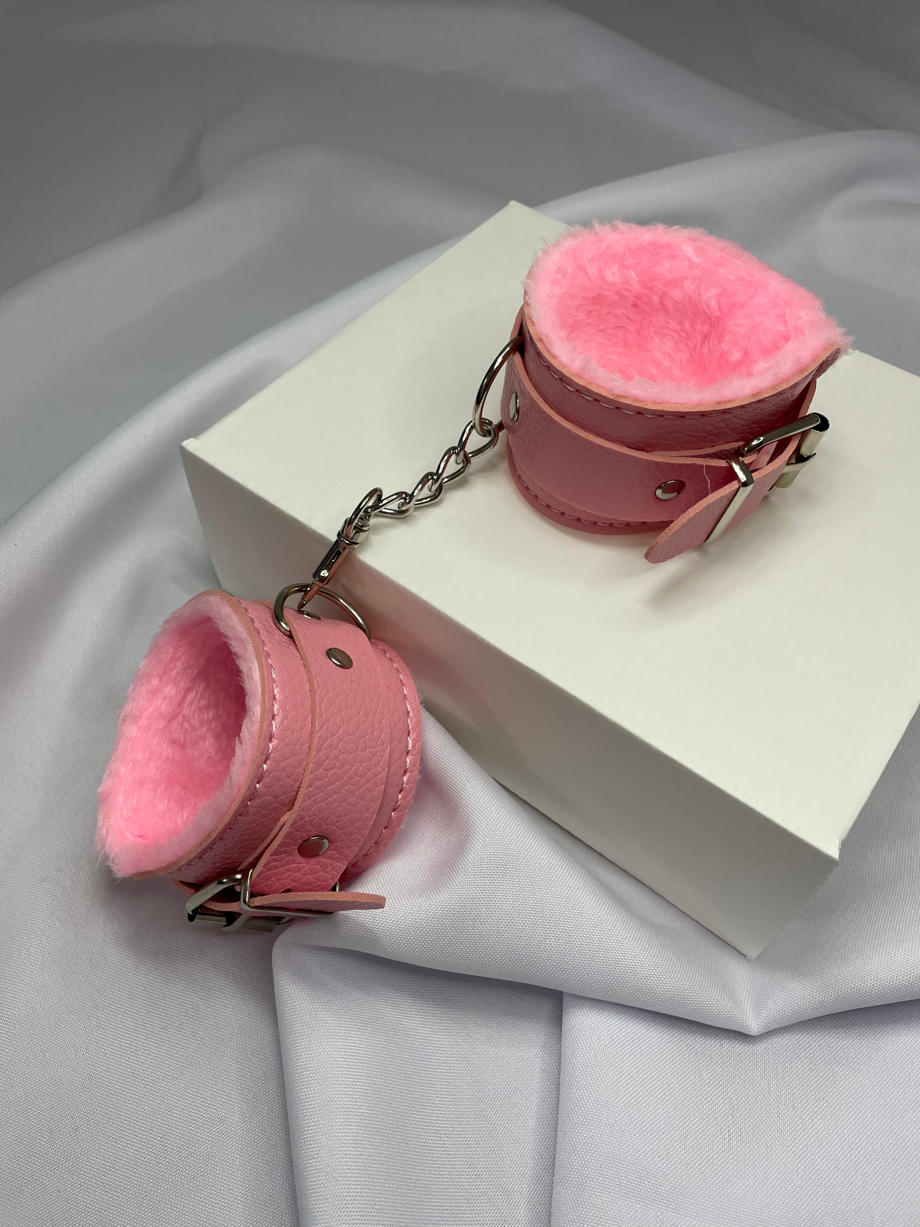 Algema Erótica de Couro Sintético c/ pelinhos