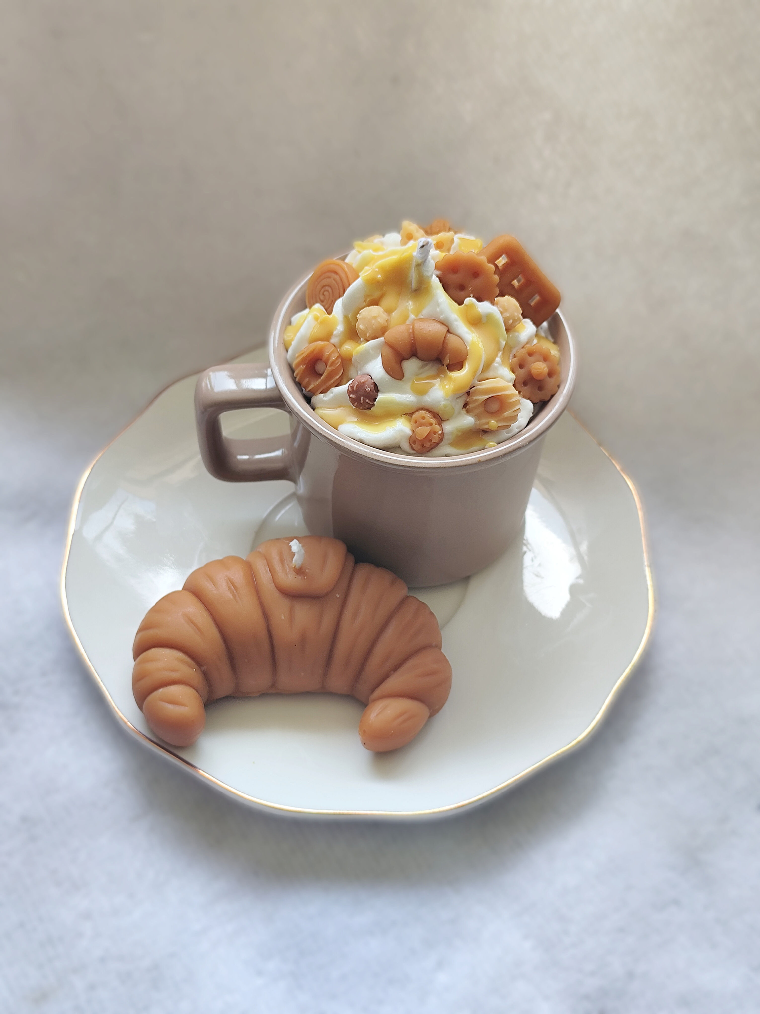 Conjunto taza + plato + cruasán