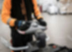 Eine Person fährt während eines Lieferanten-Onboardings mit einem Hubwagen durch das Lager.
