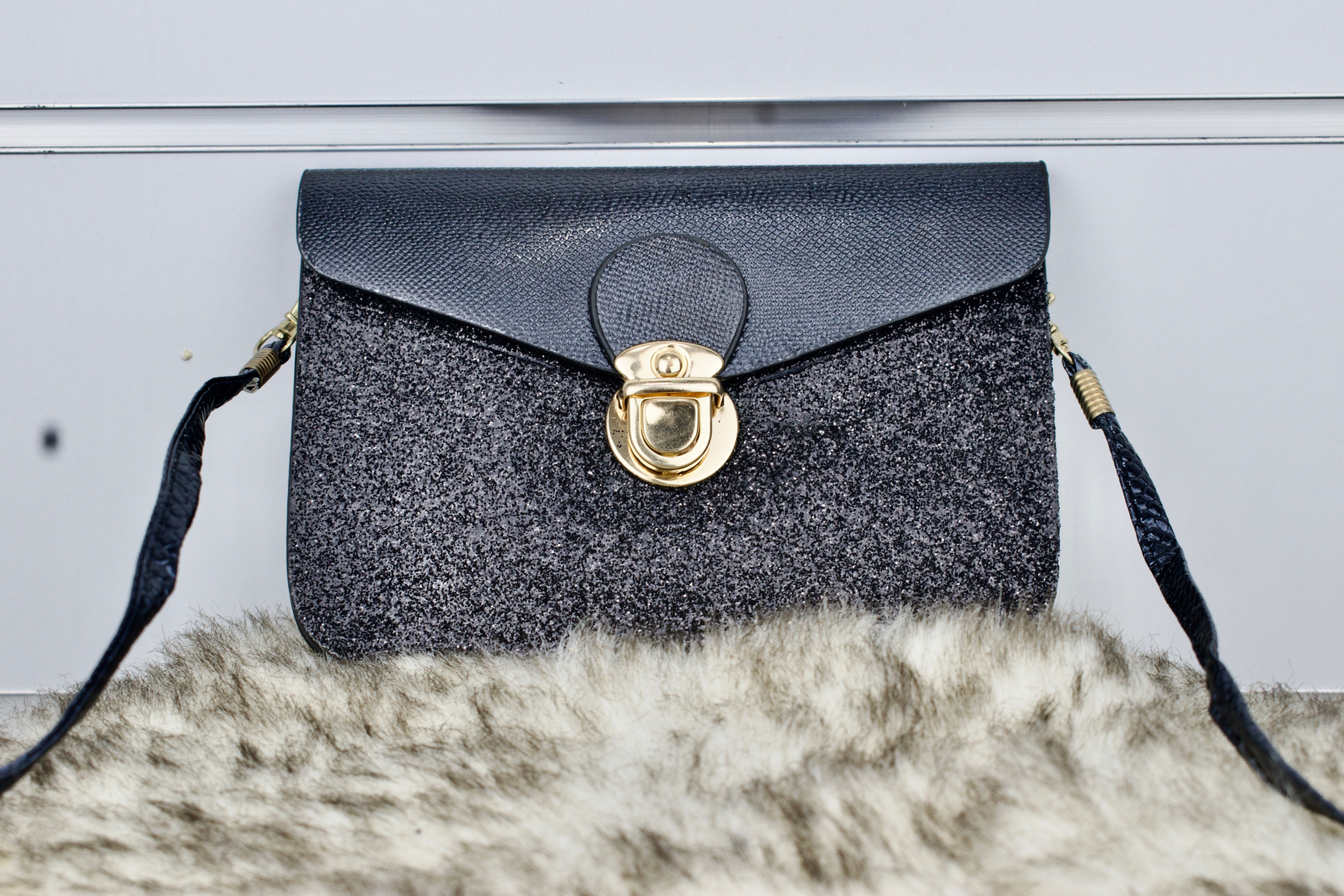 Pochette noir dorée 